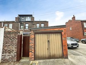 Garage - click for photo gallery